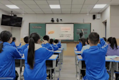 打破传统课堂让老师从讲台前走到了学生后从教师主导到学生主场